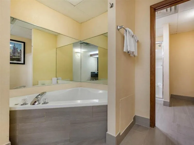 Отель Clarion Pointe Louisville East