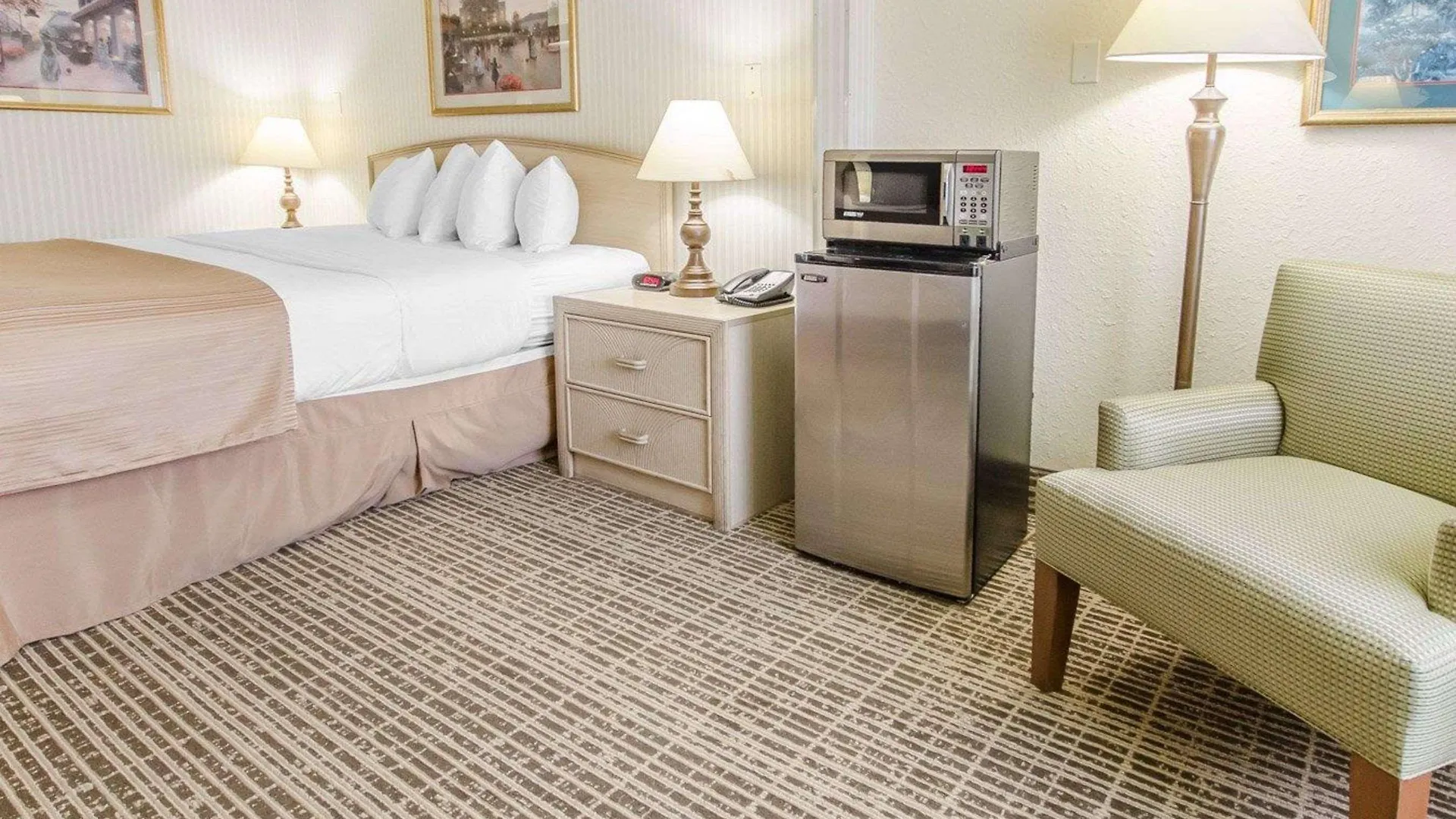 Отель Clarion Pointe Louisville East