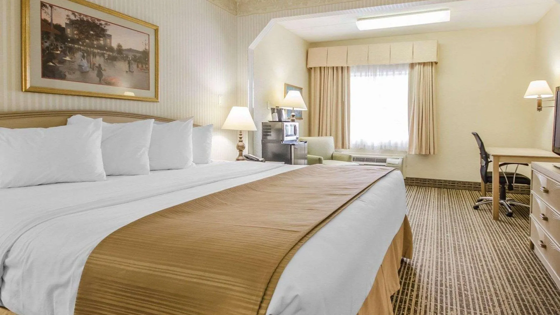 Clarion Pointe Louisville East Отель