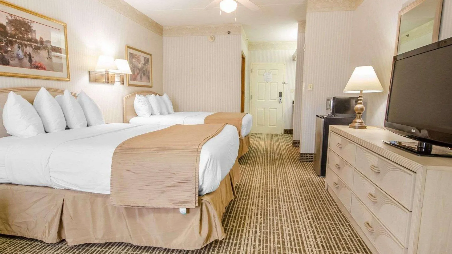 Clarion Pointe Louisville East 2*,  США