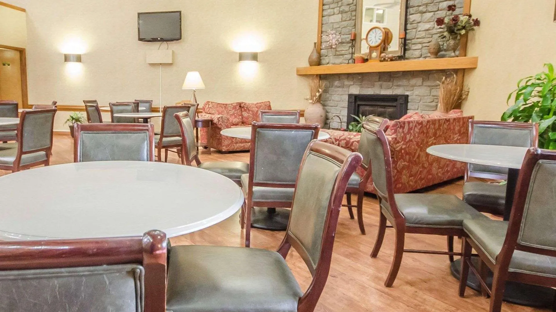Clarion Pointe Louisville East Отель