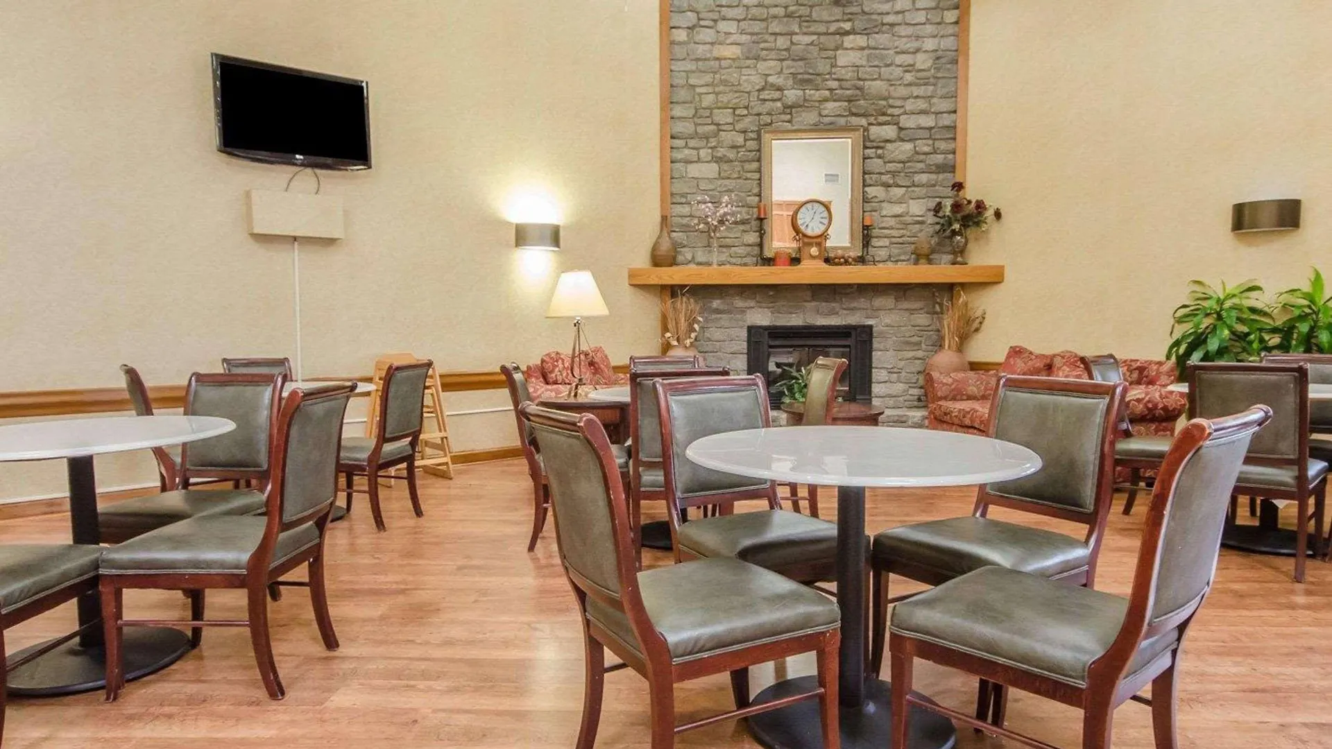 ** Отель Clarion Pointe Louisville East США