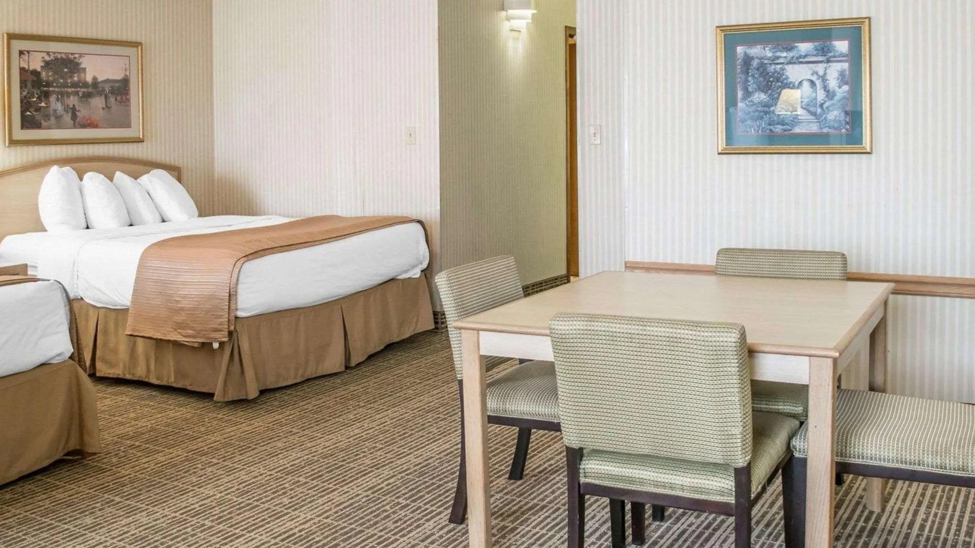 Отель Clarion Pointe Louisville East