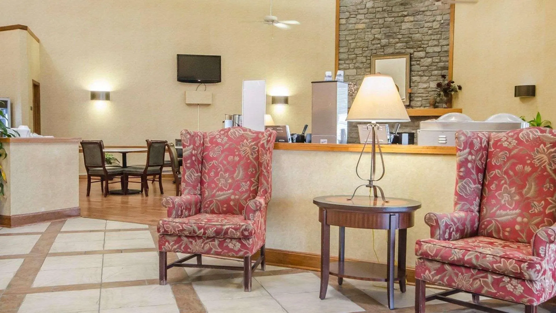 Clarion Pointe Louisville East Отель