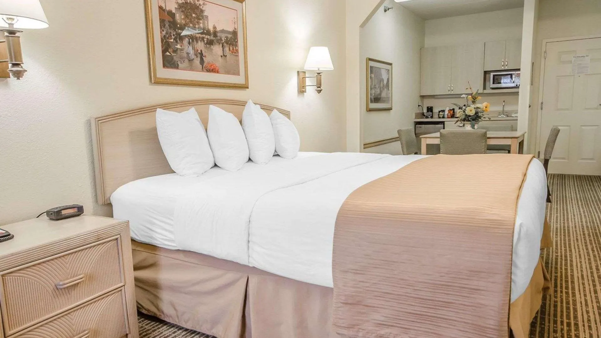 Отель Clarion Pointe Louisville East