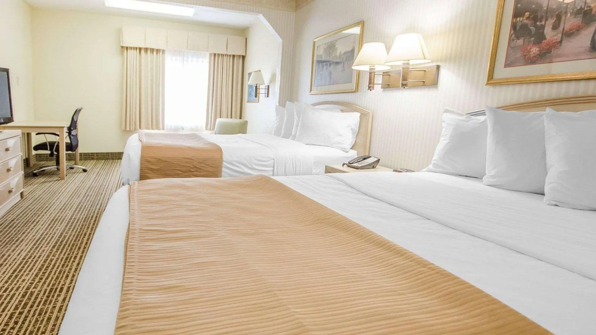 Clarion Pointe Louisville East Отель
