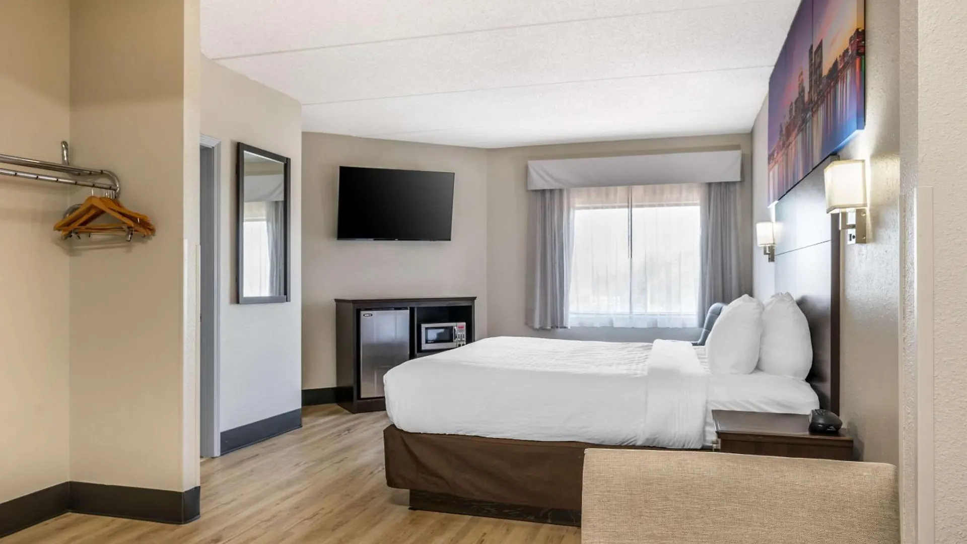 Clarion Pointe Louisville East 2*,  США