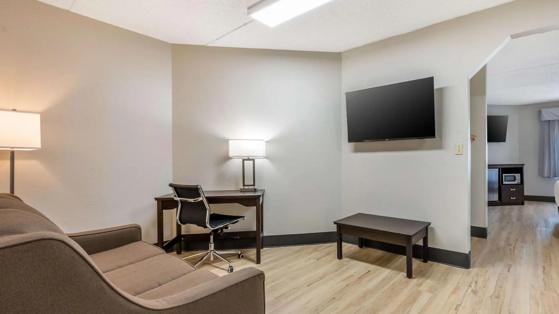 Отель Clarion Pointe Louisville East