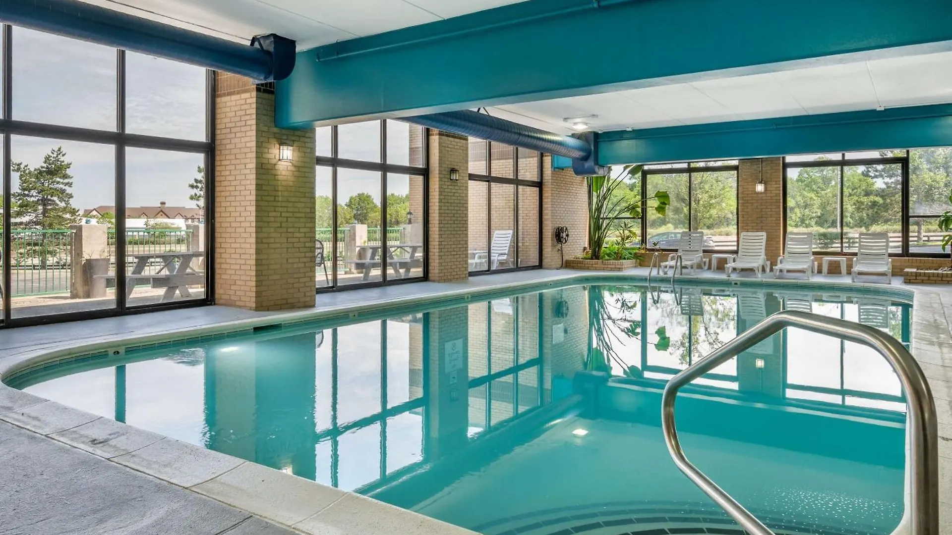 Отель Clarion Pointe Louisville East