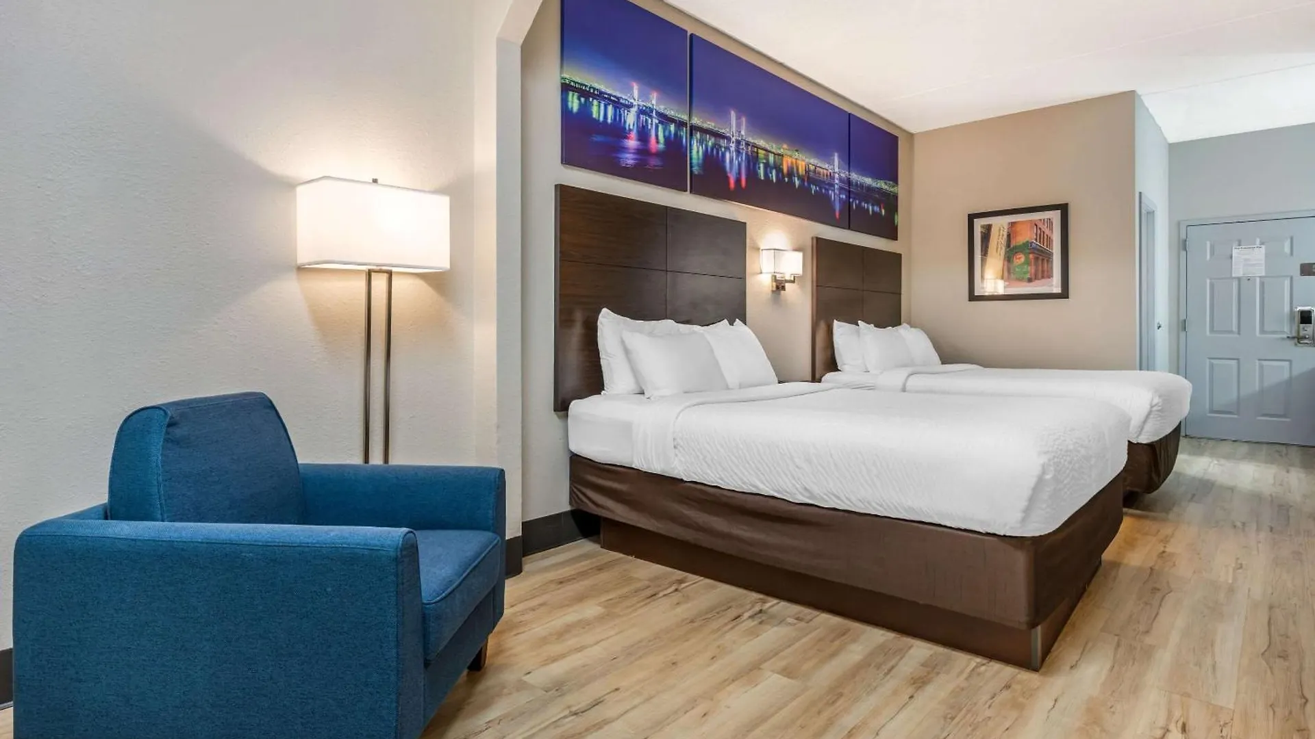 ** Отель Clarion Pointe Louisville East США