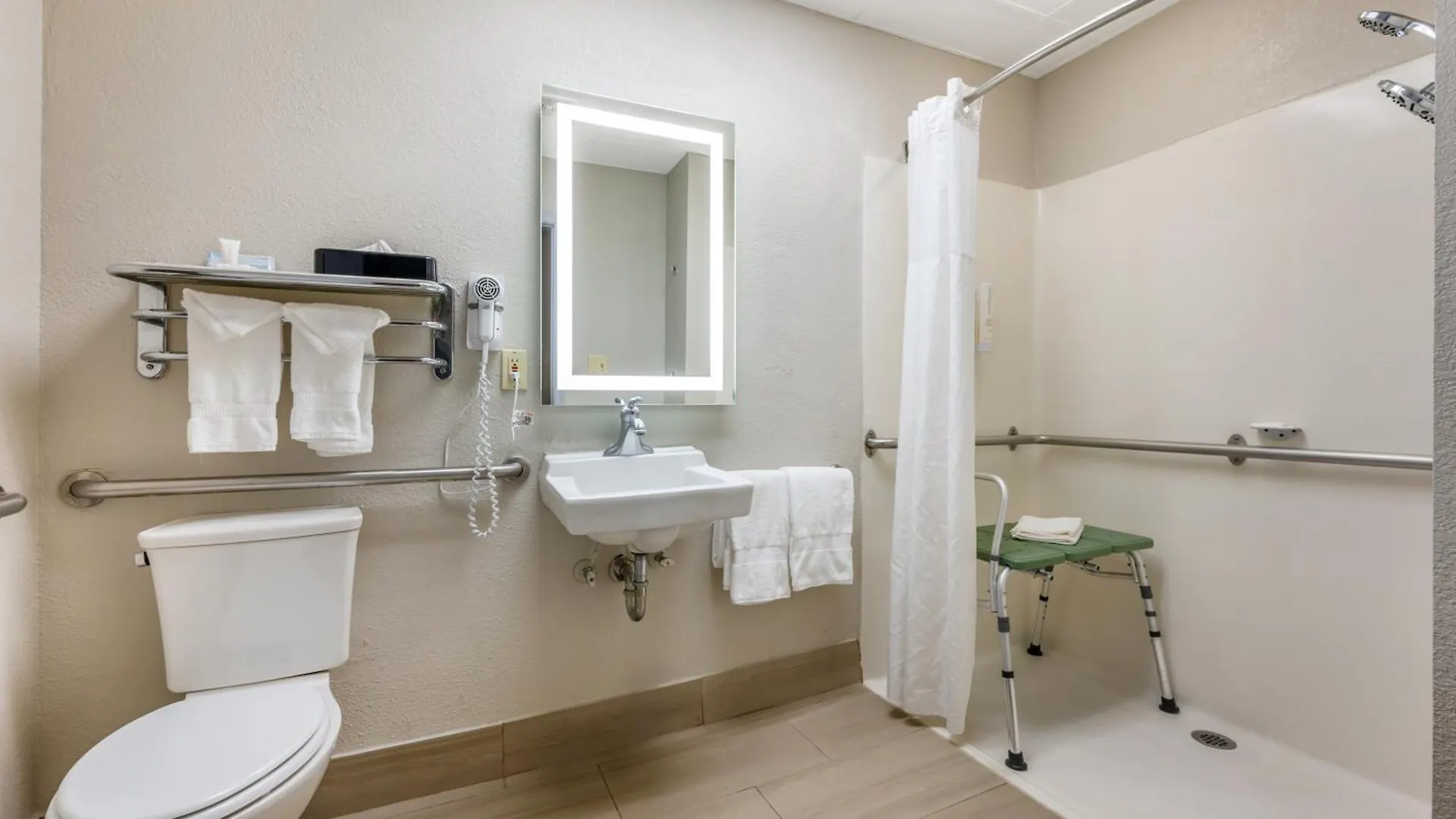** Отель Clarion Pointe Louisville East США