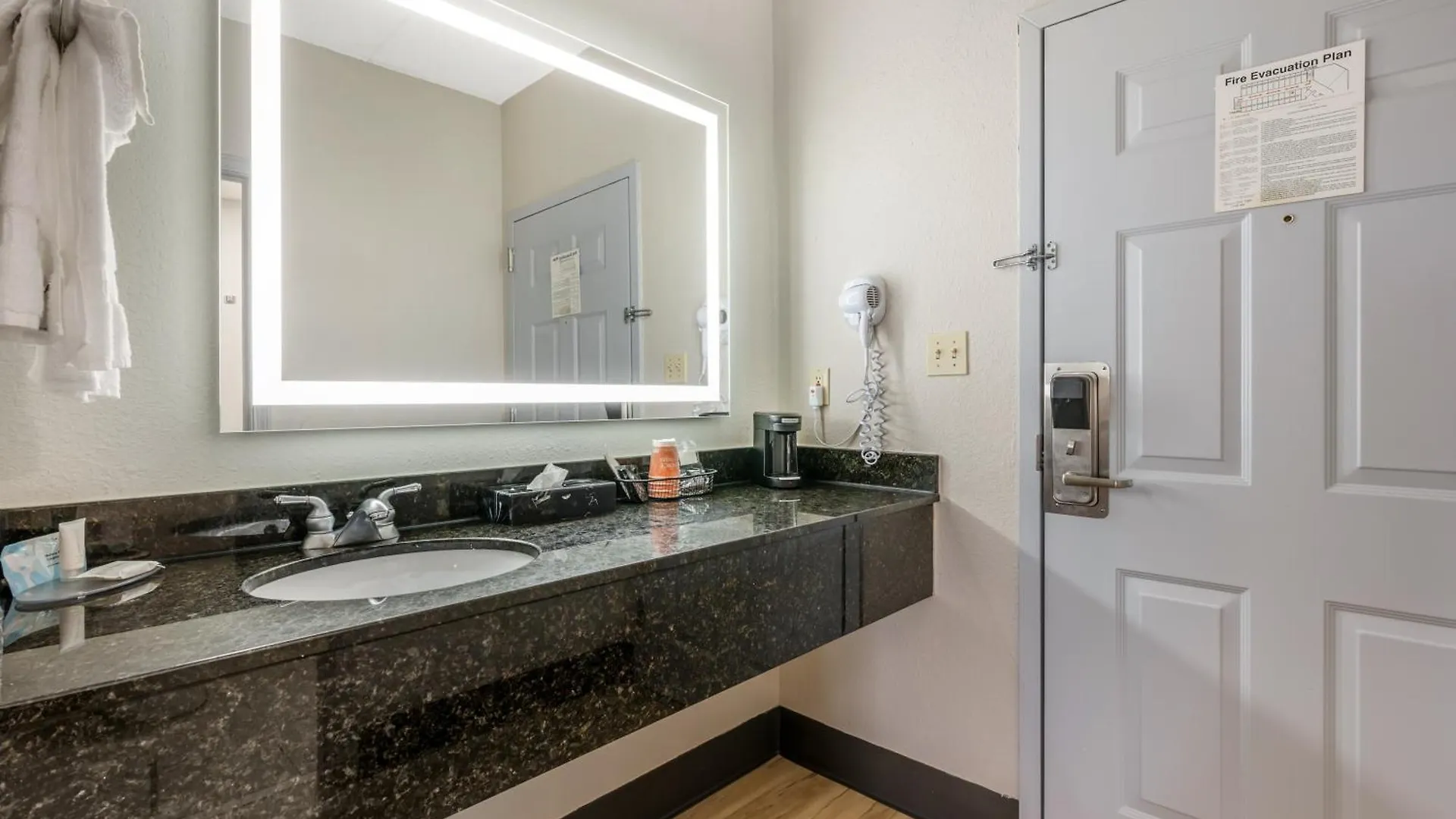 Clarion Pointe Louisville East Отель