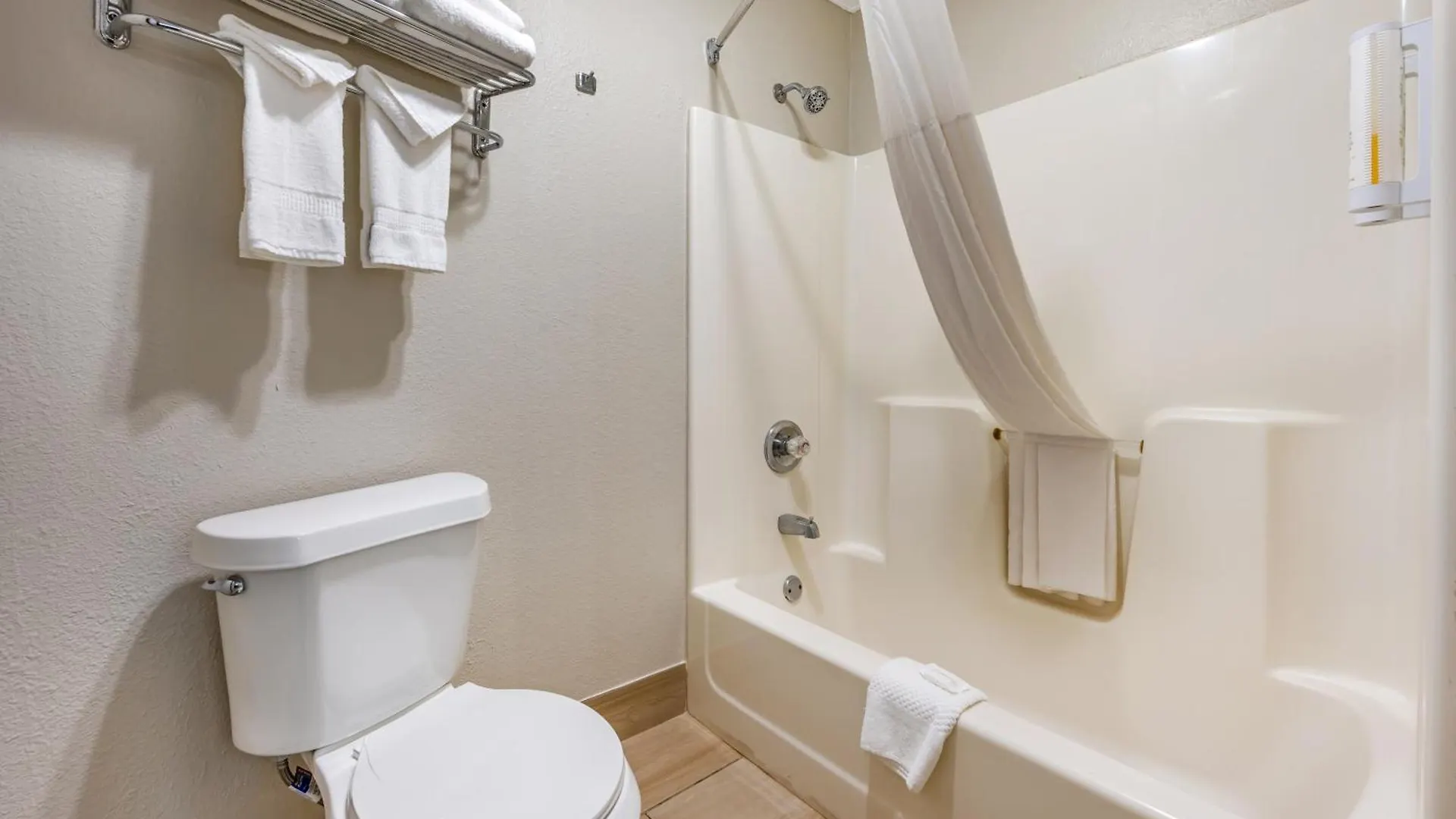 Clarion Pointe Louisville East Отель