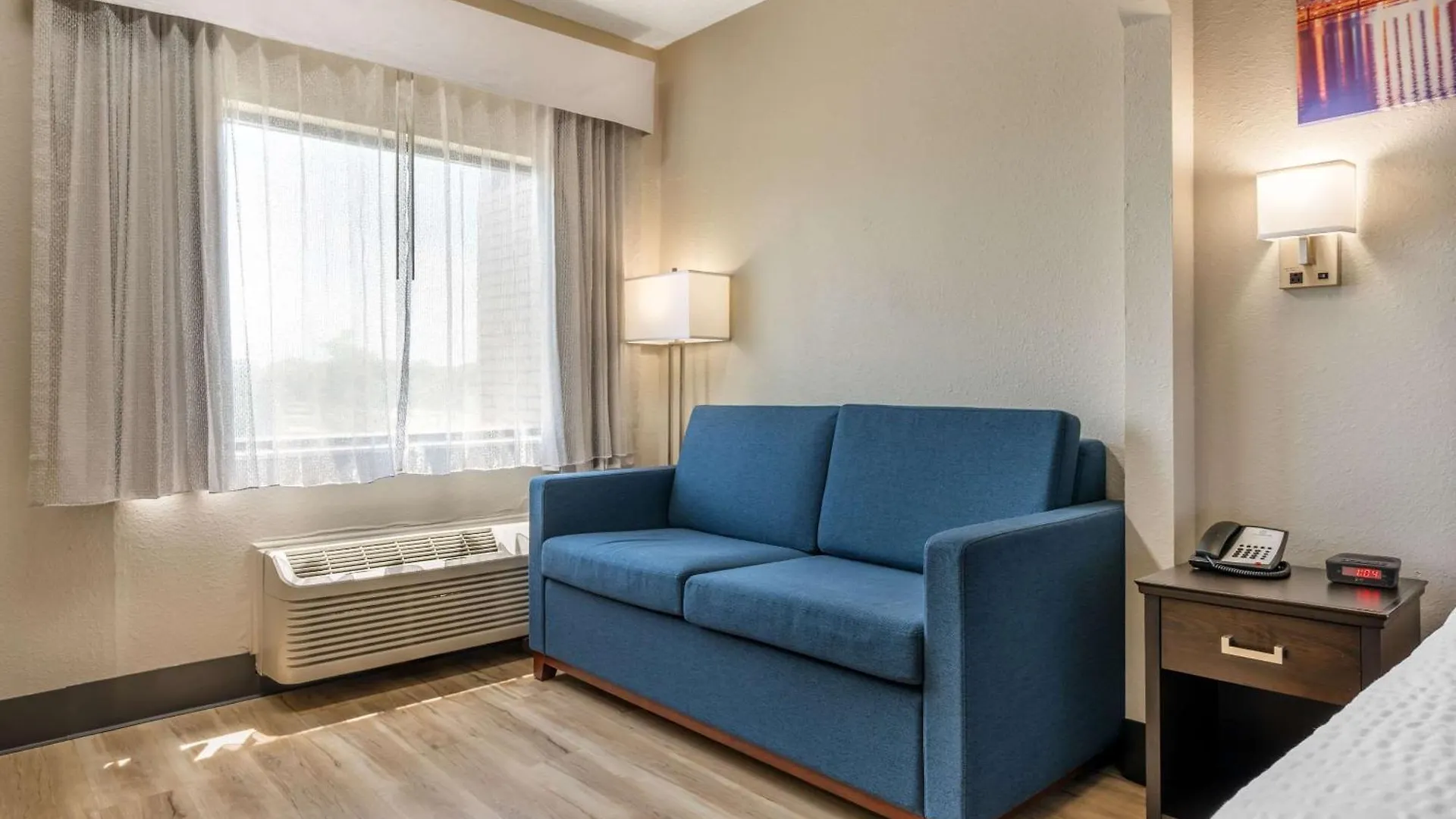 Отель Clarion Pointe Louisville East