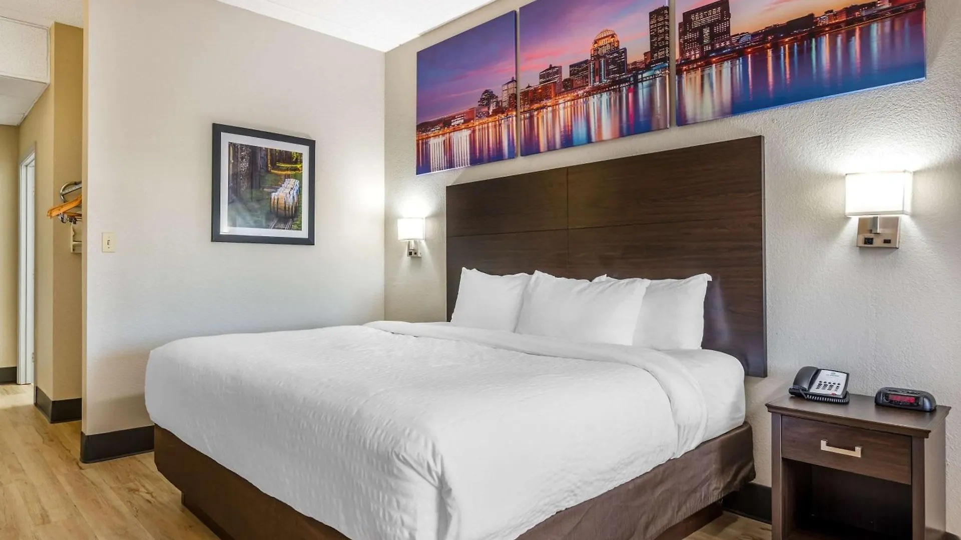Clarion Pointe Louisville East США