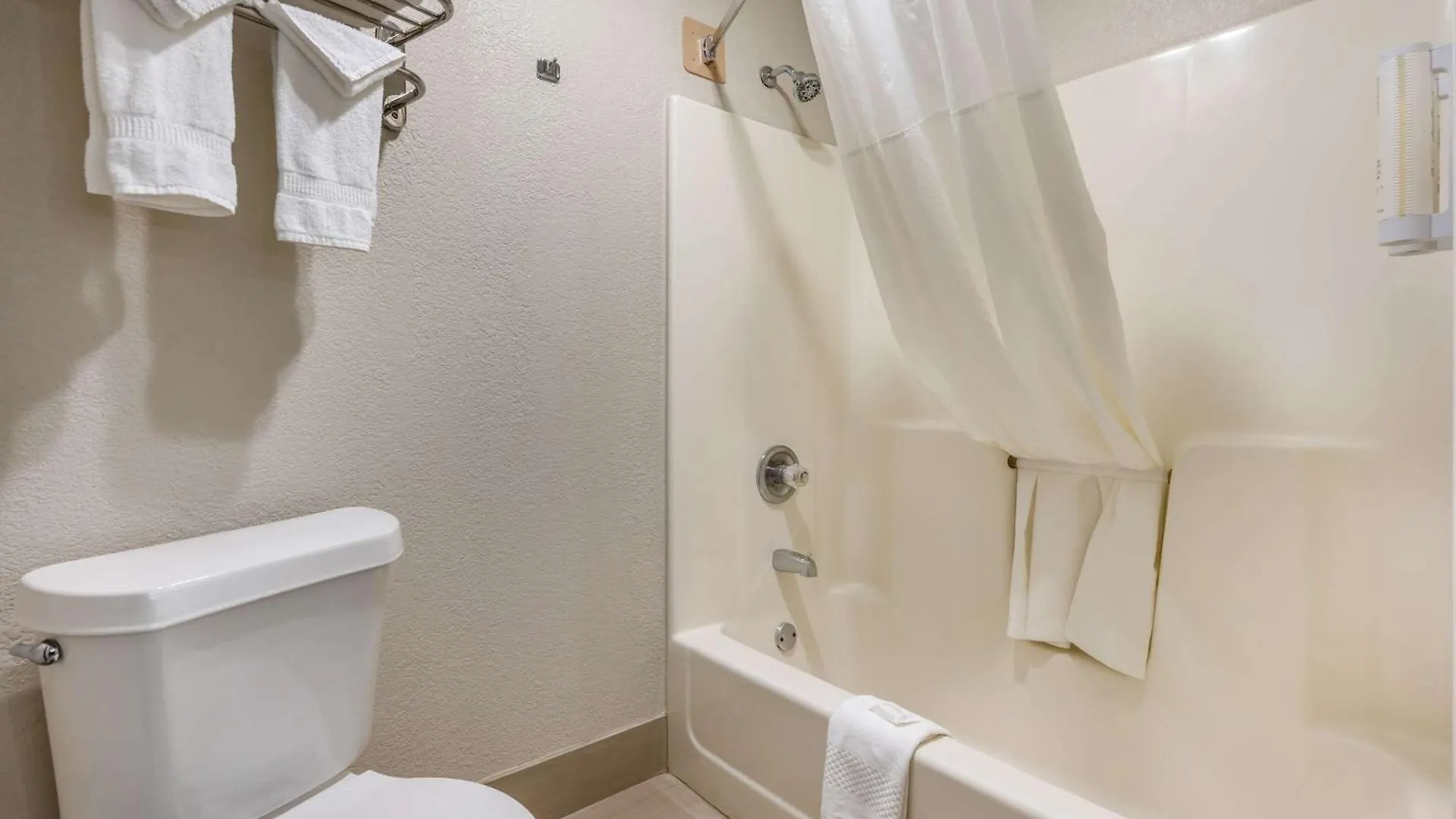 Отель Clarion Pointe Louisville East