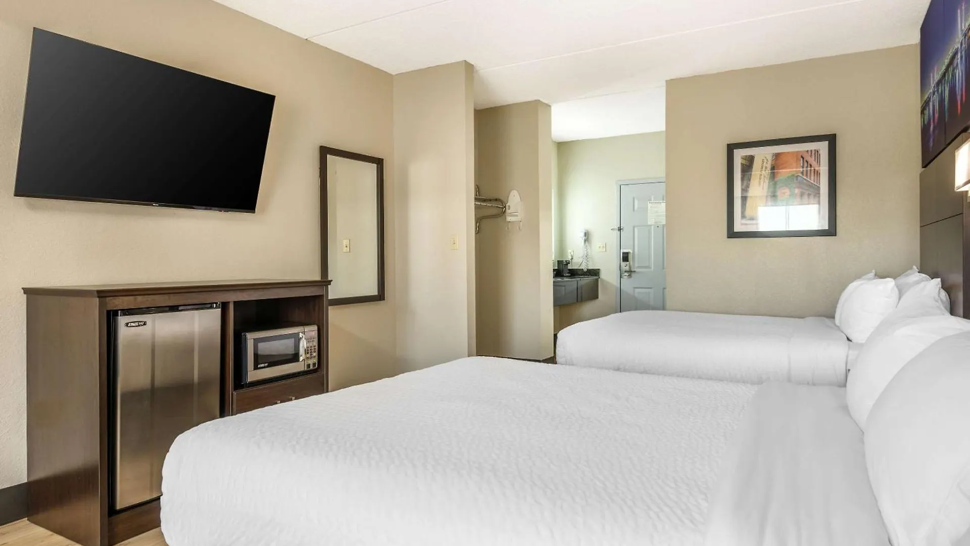 Clarion Pointe Louisville East 2*,  США