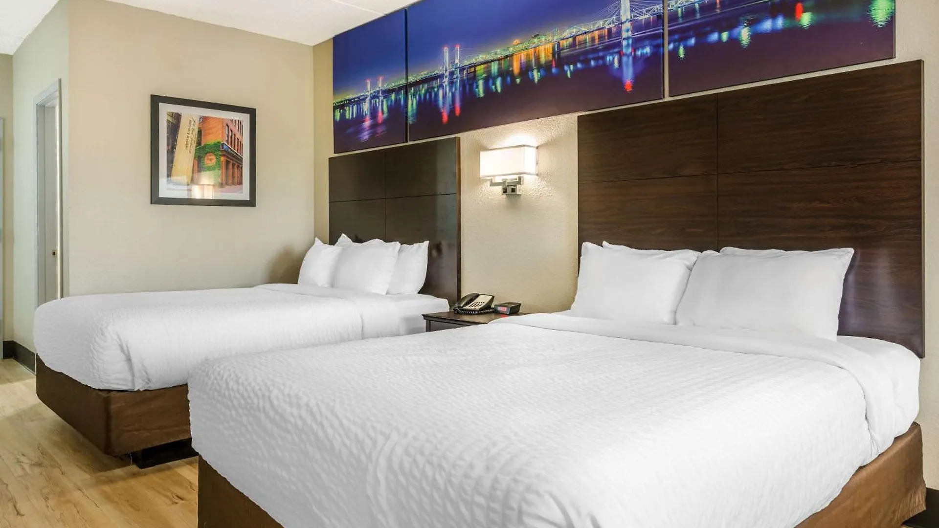 ** Отель Clarion Pointe Louisville East США