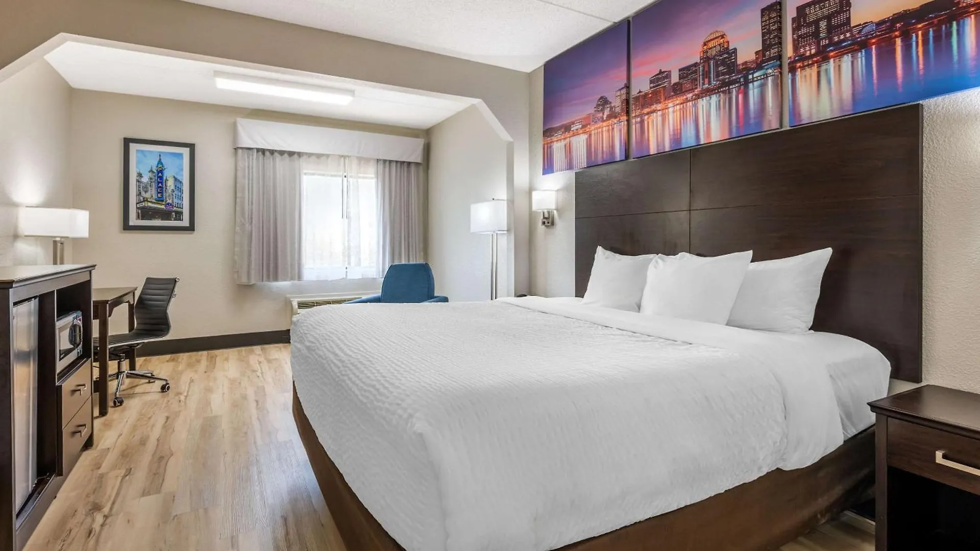 Отель Clarion Pointe Louisville East
