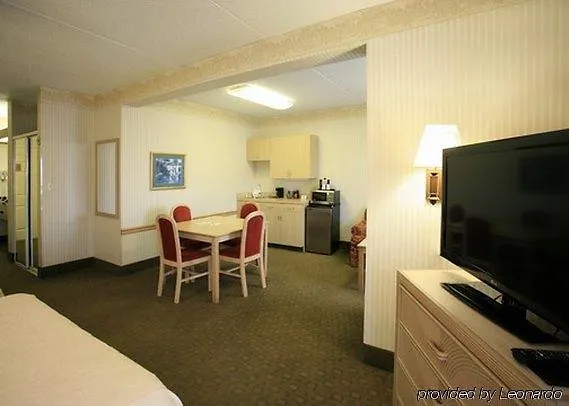 Отель Clarion Pointe Louisville East
