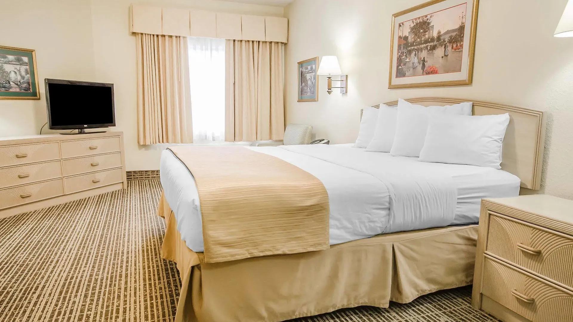 Отель Clarion Pointe Louisville East